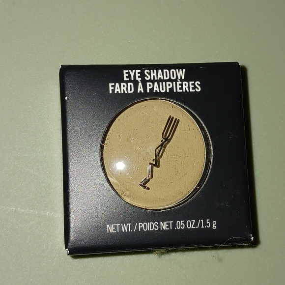 MAC Omega Matte Eyeshadow - Picture 2 of 10